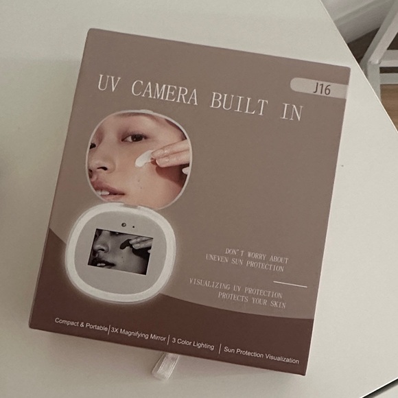 UV Camera Built-In Skincare Device - Picture 2 of 3